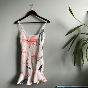 Beautiful, body forming dress. White with floral details 💐